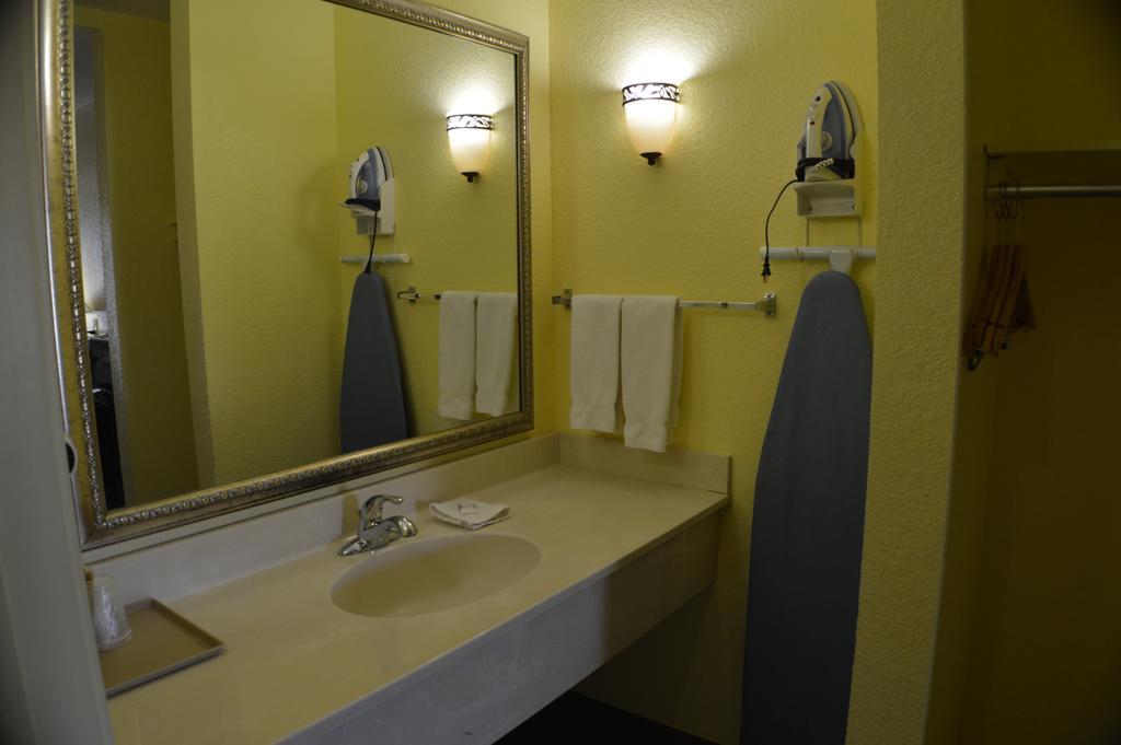 Scottish Inns フォートワース 部屋 写真